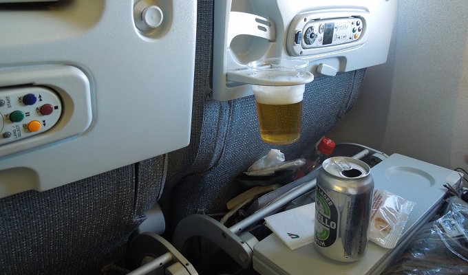yuイタリア飛行機でビール